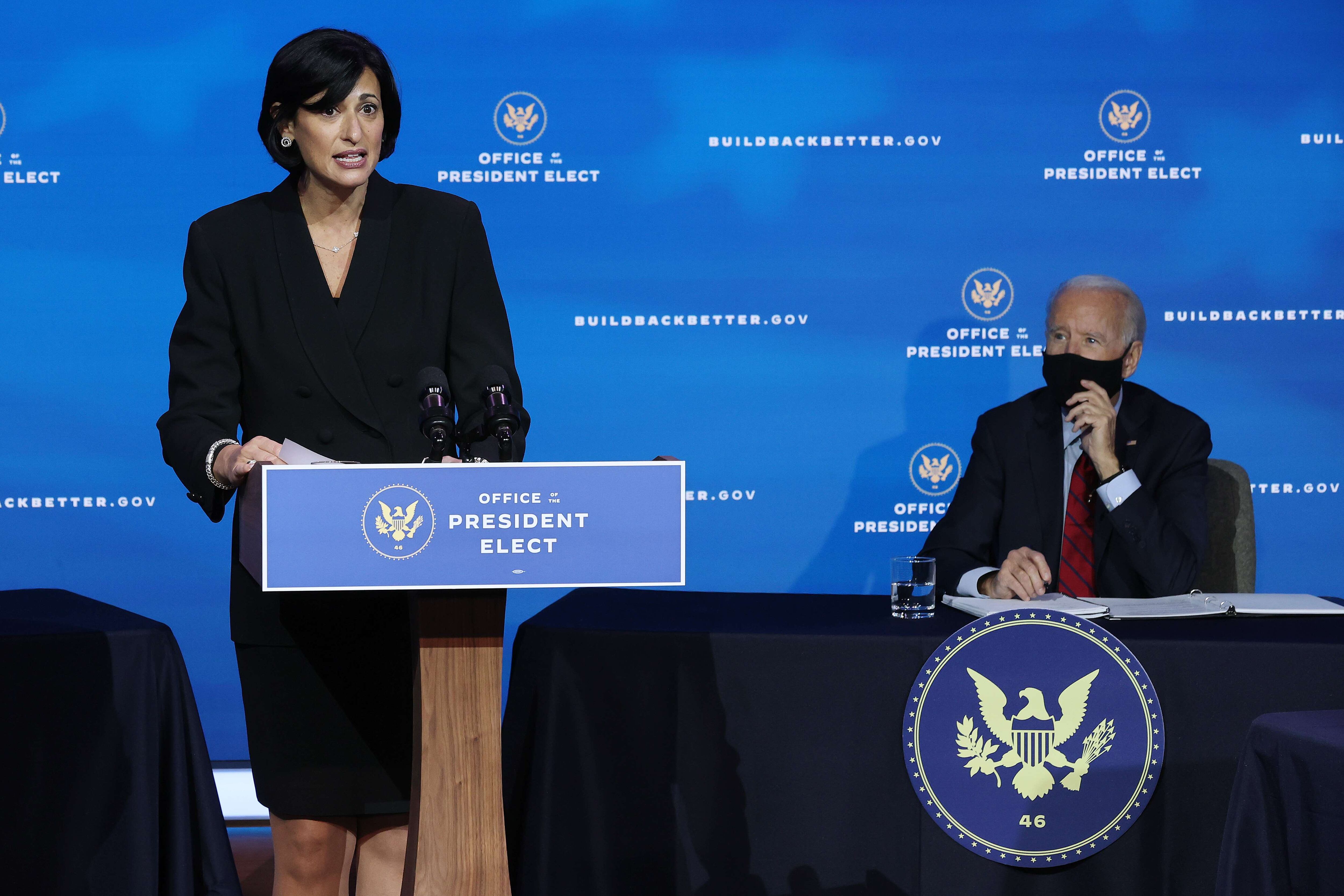 Un vocero de la agencia mencionó que “es posible que algunas personas que están completamente vacunadas pudieran infectarse de COVID-19. La evidencia no es clara sobre si pueden propagar el virus a otras personas. Continuamos evaluando la evidencia”. (Foto: AFP)