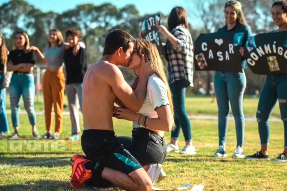 Novia tuvo de cómplices al resto de jugadores (Foto: La Capital)