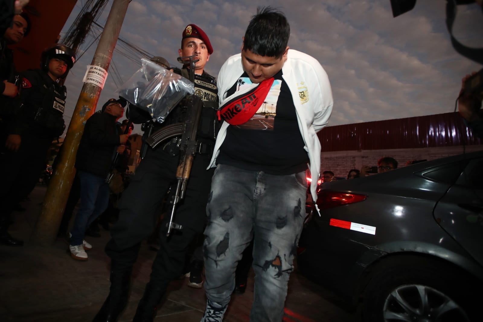 Dos personas fueron intervenidas por la Policía de Emergencias, tras balacera entre barristas en El Agustino. (Foto: Jorge Cerdán / Gec)