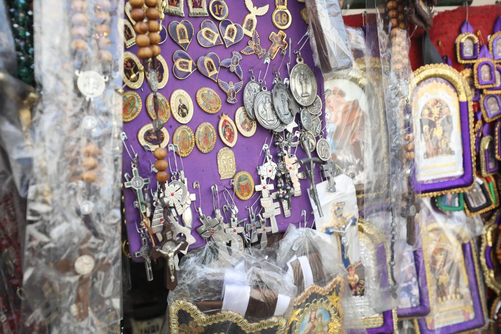 También vendía artículos como estampitas y detentes.