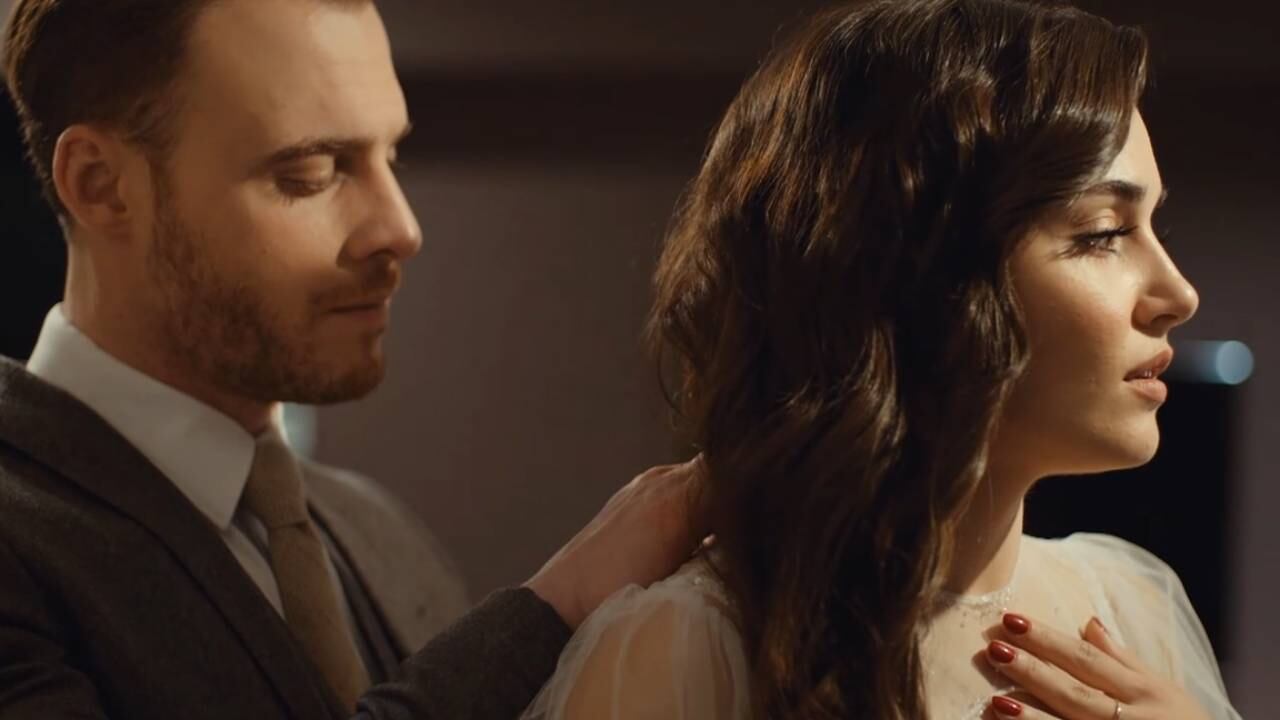 “Sen Çal Kapımı”, nombre original de la telenovela turca, se emite cada semana en España a través de Telecinco. (Foto: MF Yapım)