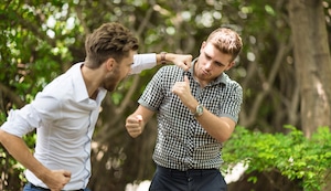 ¿Es buena idea enfrentar al amante de tu pareja?