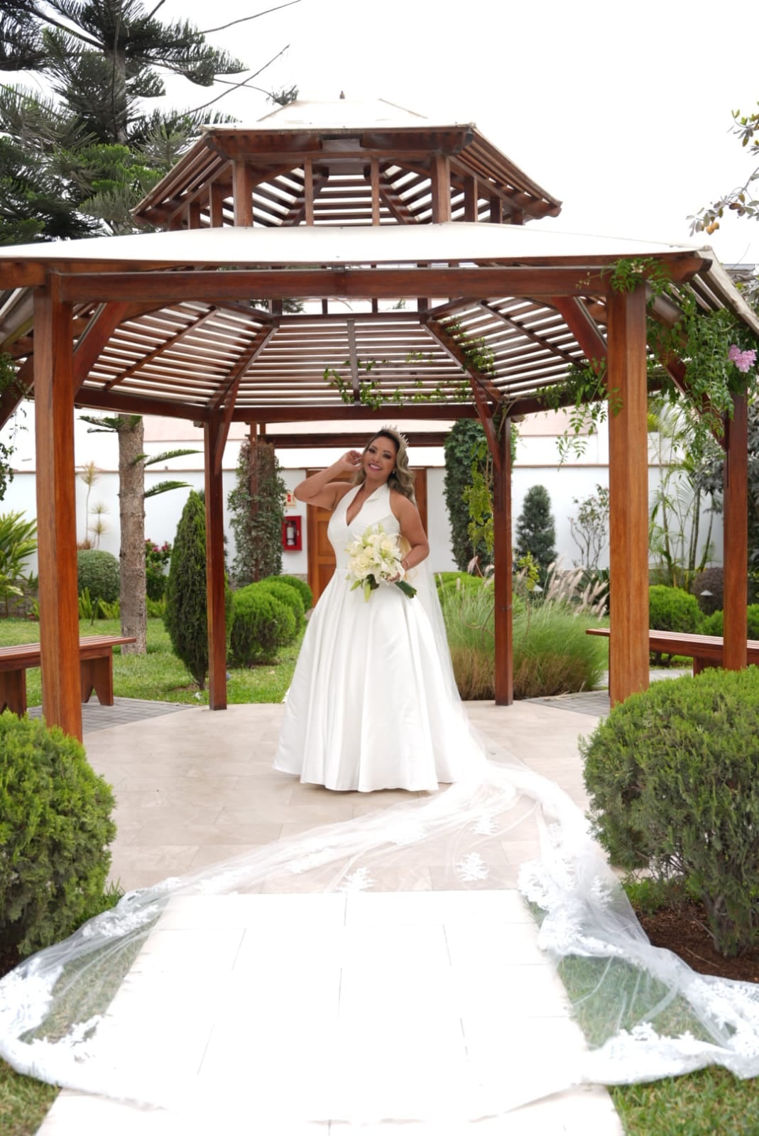 Vanessa Valencia lució un vestido sobrio con un velo de siete metros. (Foto: Difusión)