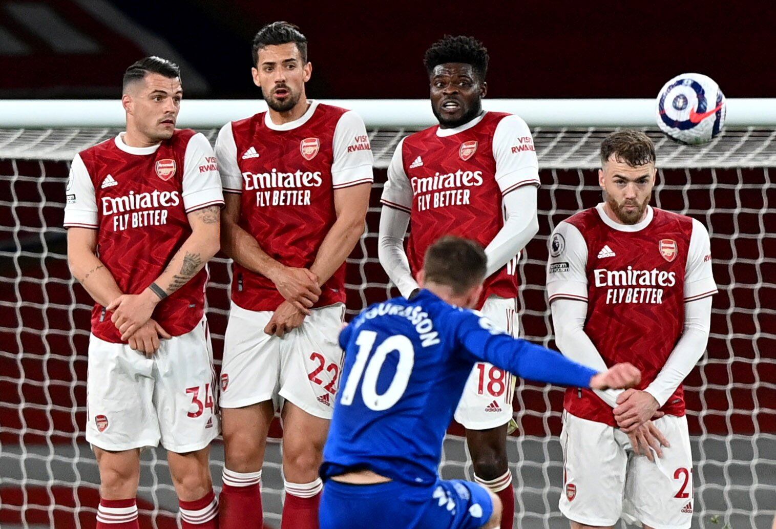 Todos los partidos de la Premier League se vienen jugando sin público salvo los que definen las Copas locales