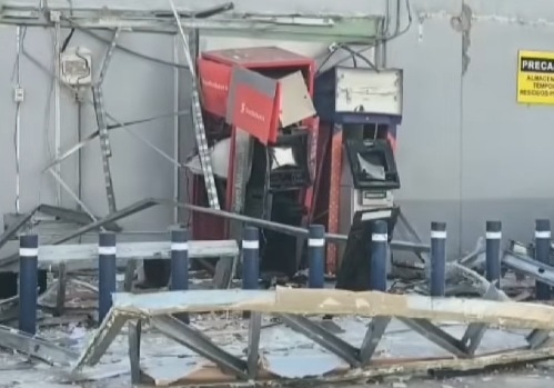 Cajeros automáticos quedaron arruinados por explosión en Ica. (TV Perú)