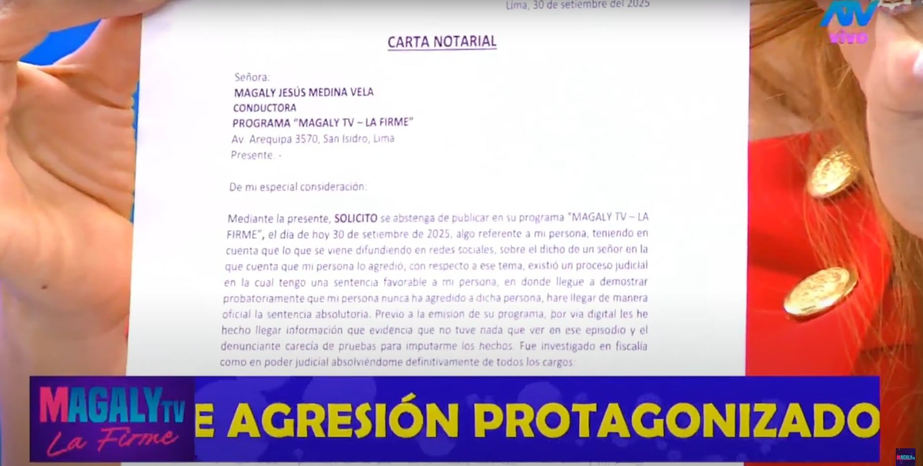 Periodista muestra supuesta carta notarial de Gustavo Salcedo. (Foto: Magaly TV: La Firme)