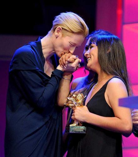 Magaly recibiendo el premio de manos de la actriz británica Tilda Swinton.