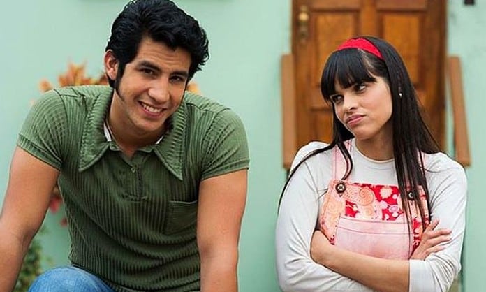 Ortiz y Suarez interpretan a Estela Bravo y Beto Ganoza Ugarte en “De vuelta al barrio” (Foto: América Televisión)