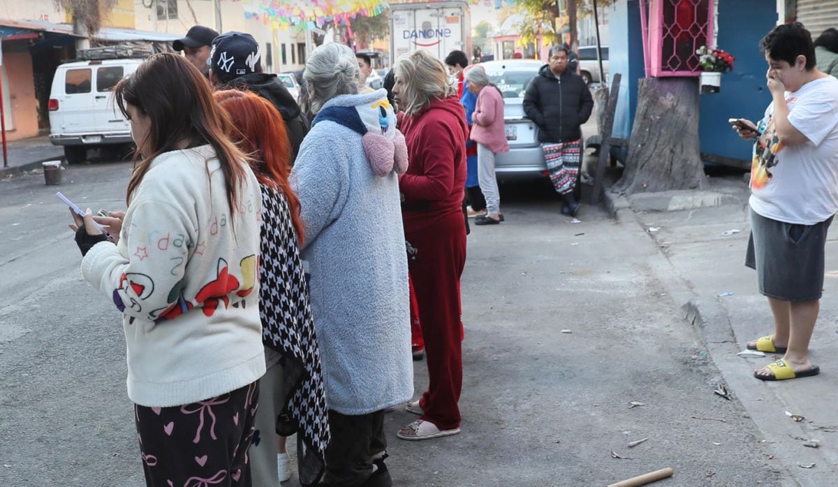 Personas salen a la calle tras un sismo este viernes, en Ciudad de México (México) | EFE/ Mario Guzmán