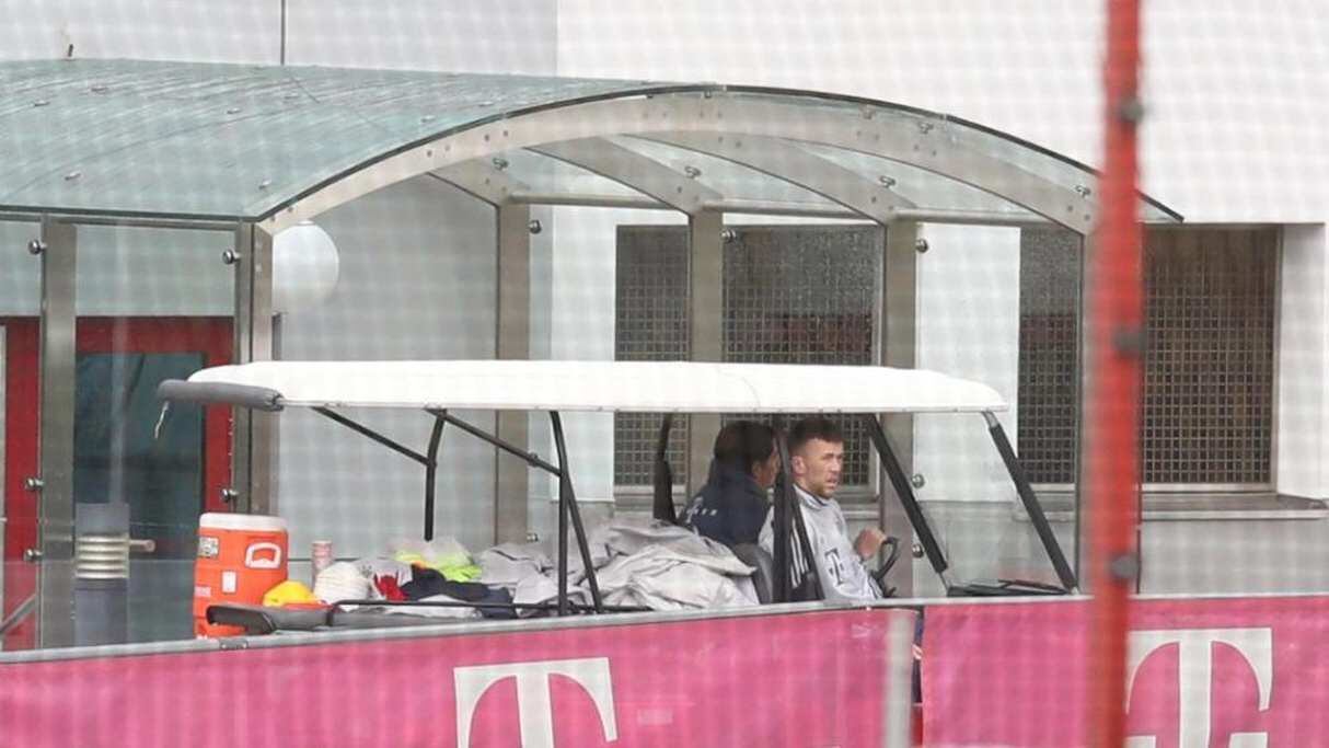 Ivan Perisic dejó el entrenamiento montando en un carro de golf. (Foto: Bild)