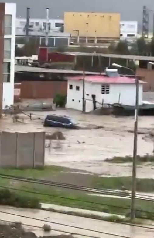 Varias zonas de Arequipa resultaron inundadas tras el desborde de las torrenteras por las intensas lluvias.