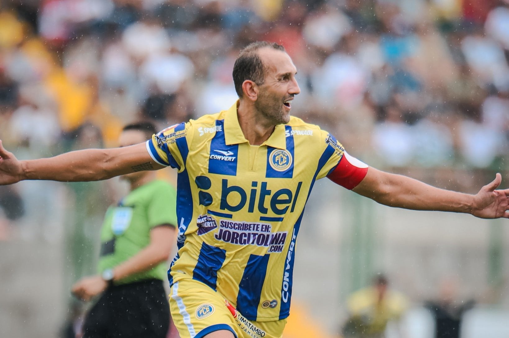 Hernán Barcos celebra su primer gol con el FC Cajamarca. (Liga1 Te Apuesto)=