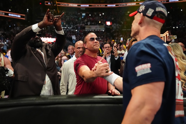 Durante su ingreso al ring, Cena recibió los respetos de leyendas como Rob Van Dam, Kurt Angle y Mark Henry, entre otros. (WWE Corp)