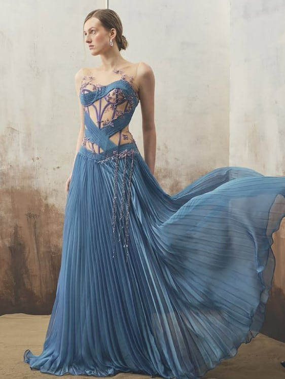 Rafael también confecciona vestidos de noche.