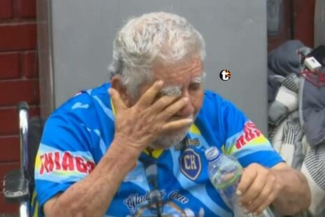 ¡ABANDONADO EN LA VEREDA! Abuelito amputado duerme en la calle tras conflicto familiar en El Agustino