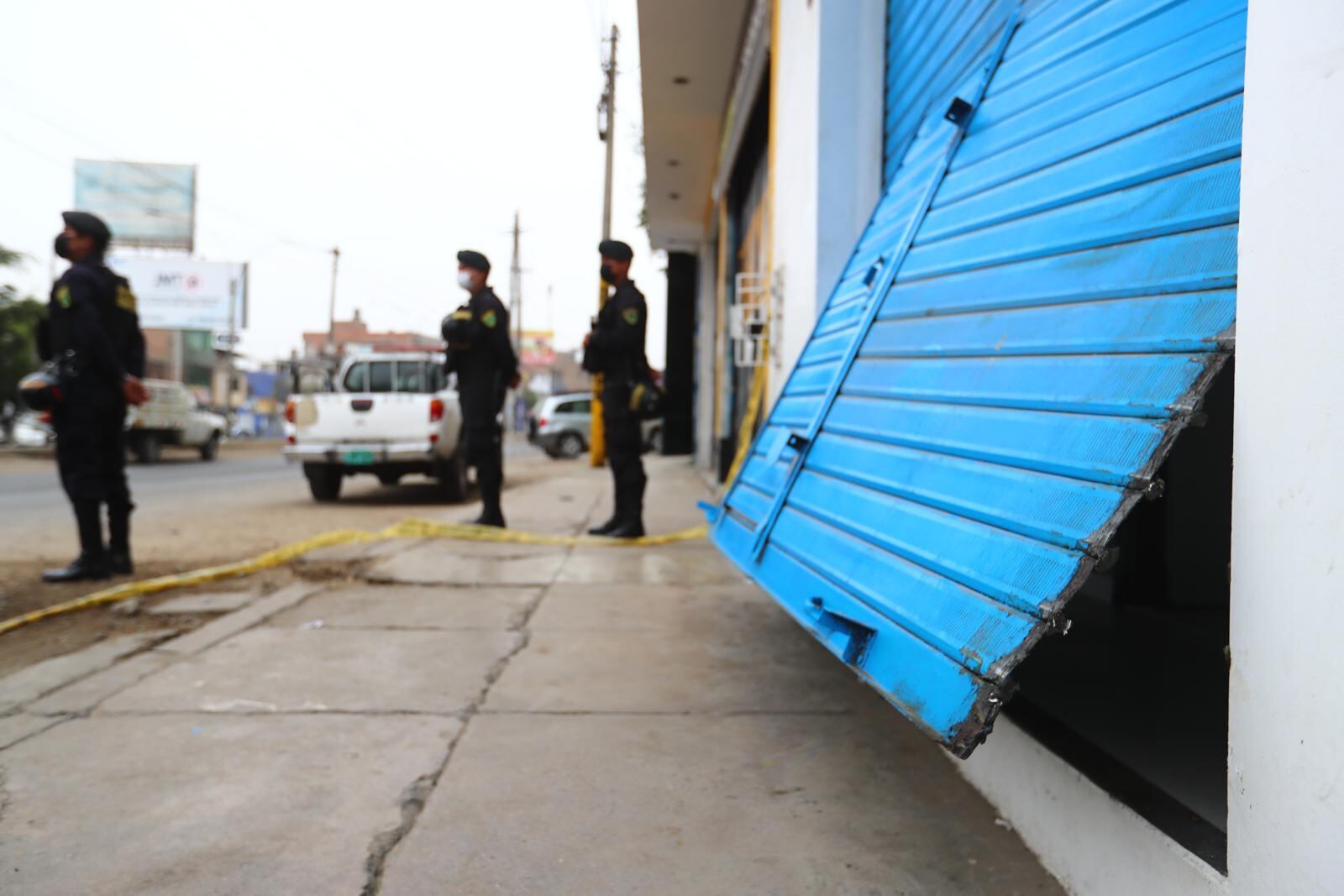 Puerta de metal fue violentada por ladrones y terminó levantada. | Foto: Hugo Curotto