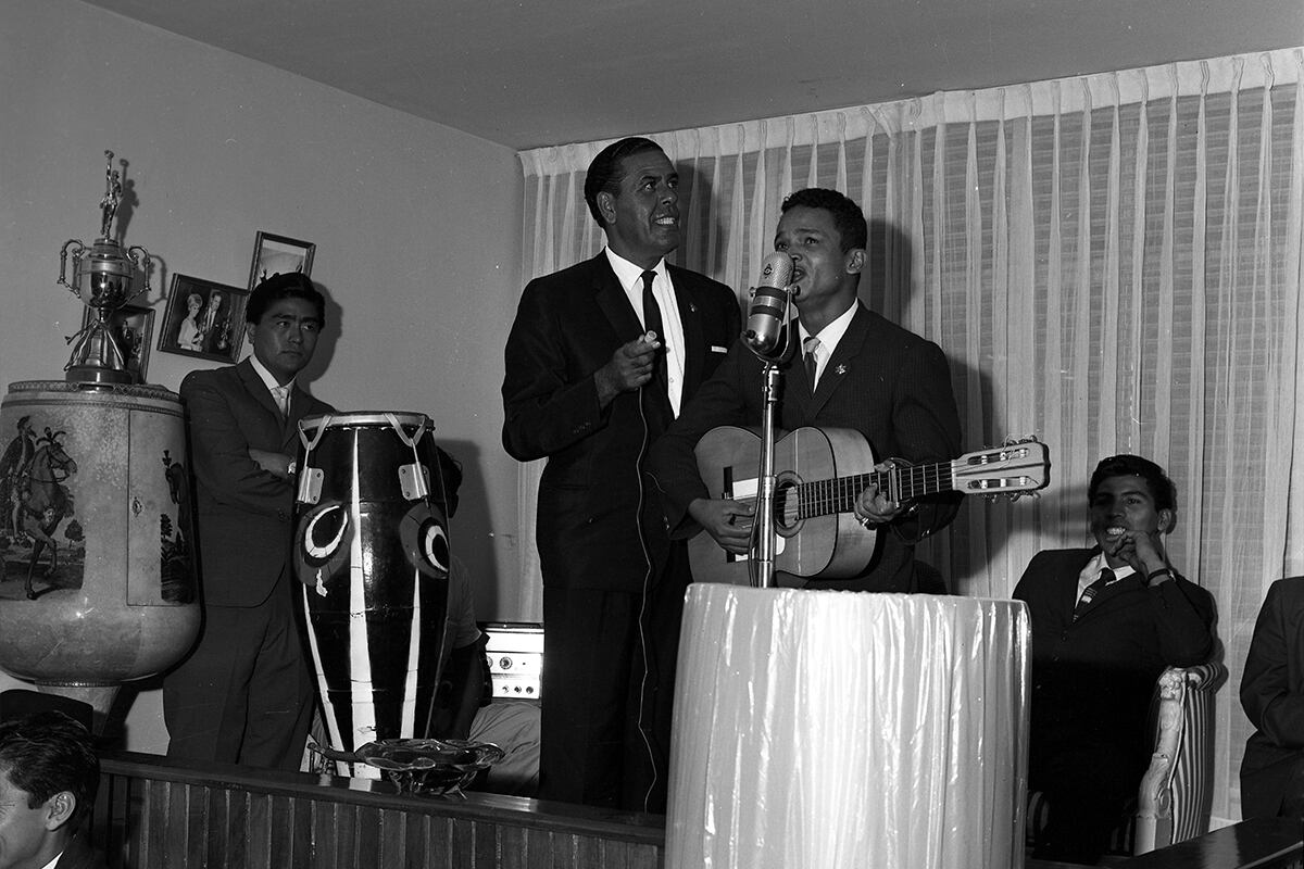 Los atributos del intrépido joven de barrio nacido en La Victoria un 17 de setiembre de 1936, indicaban cierta bondad en el. Con personalidad, improvisador y amante de la música tropical, Melcochita le daba vida a su personaje de humor criollo, callejero y chacotero, en medio de una época gloriosa de aparición de talentos en el Perú.