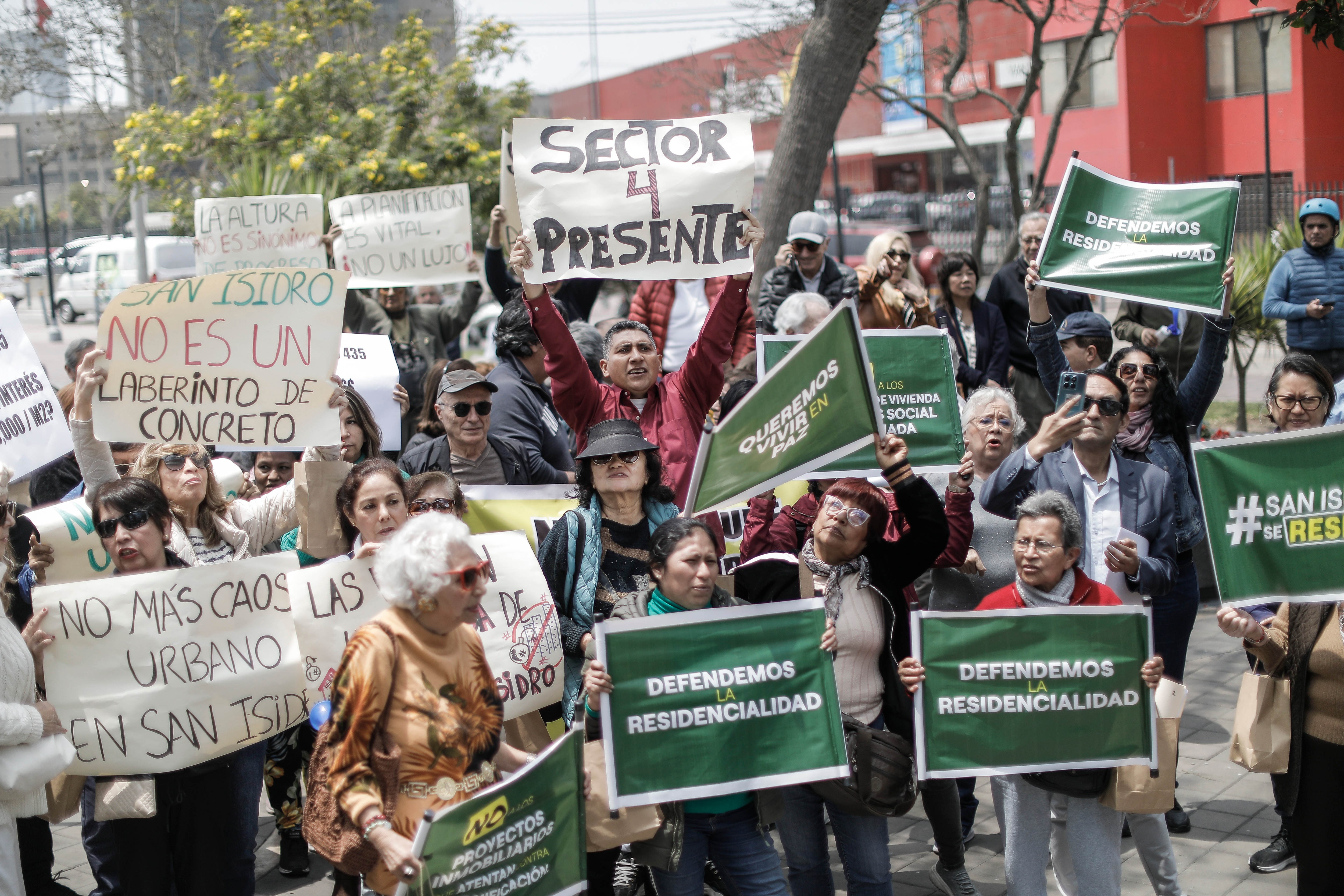 Habitantes y autoridades del distrito se manifestaron en contra de más de 10 construcciones de viviendas de interés social que violan el límite máximo de pisos permitido.