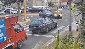 Surco: Inspectora de tránsito es embestida por automóvil en nueva Vía Expresa Sur | VIDEO