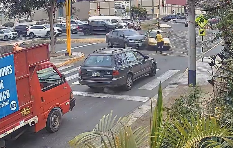 Funcionaria de tránsito fue arrollada en nueva Vía Expresa Sur. (Cámara de seguridad)