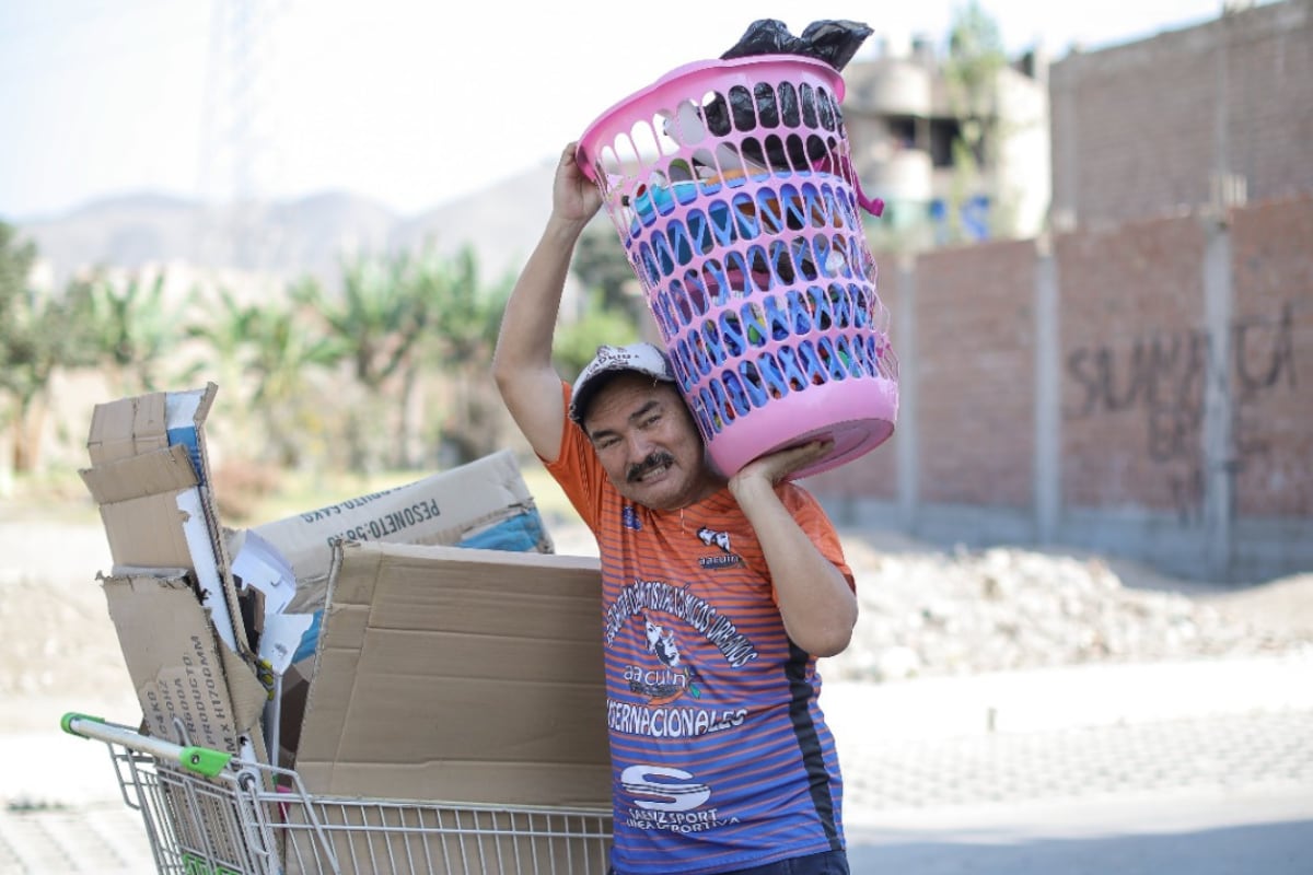 Cómico ambulante trabaja como reciclador. Foto: Joel Alonzo