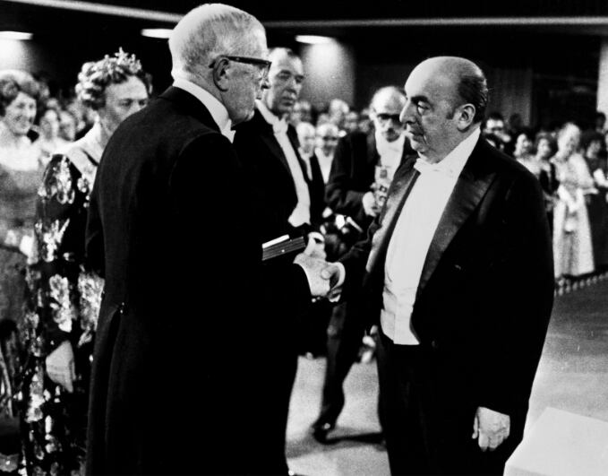 En 1971, el poeta chileno Pablo Neruda obtiene el premio Nobel de literatura.