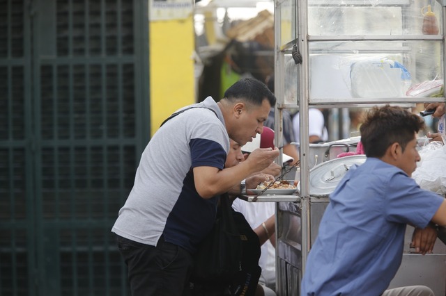Recorrido después de los festejos de Año Nuevo al amanecer en las calles de Lima. Foto: Joseph Angeles/@photo.gec