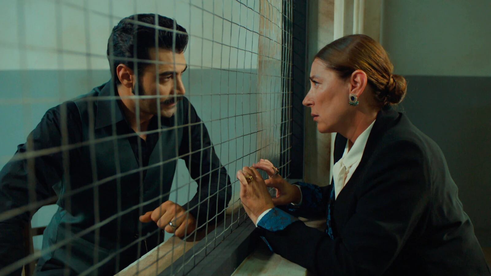 Demir y Hünkar, evaluando la forma de que el primero deje la prisión. (Foto: Tims & B Productions)