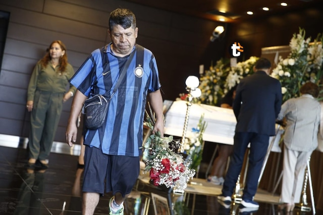 Cómico ambulante Cotito se despidió de Manolo Rojas. (César Campos/@photo.gec)