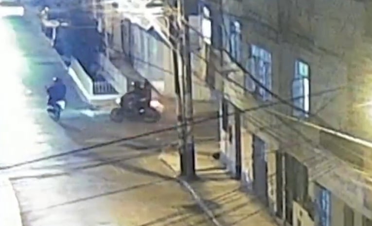 Cámaras de seguridad registraron la huída de los asesinos. (Captura América)