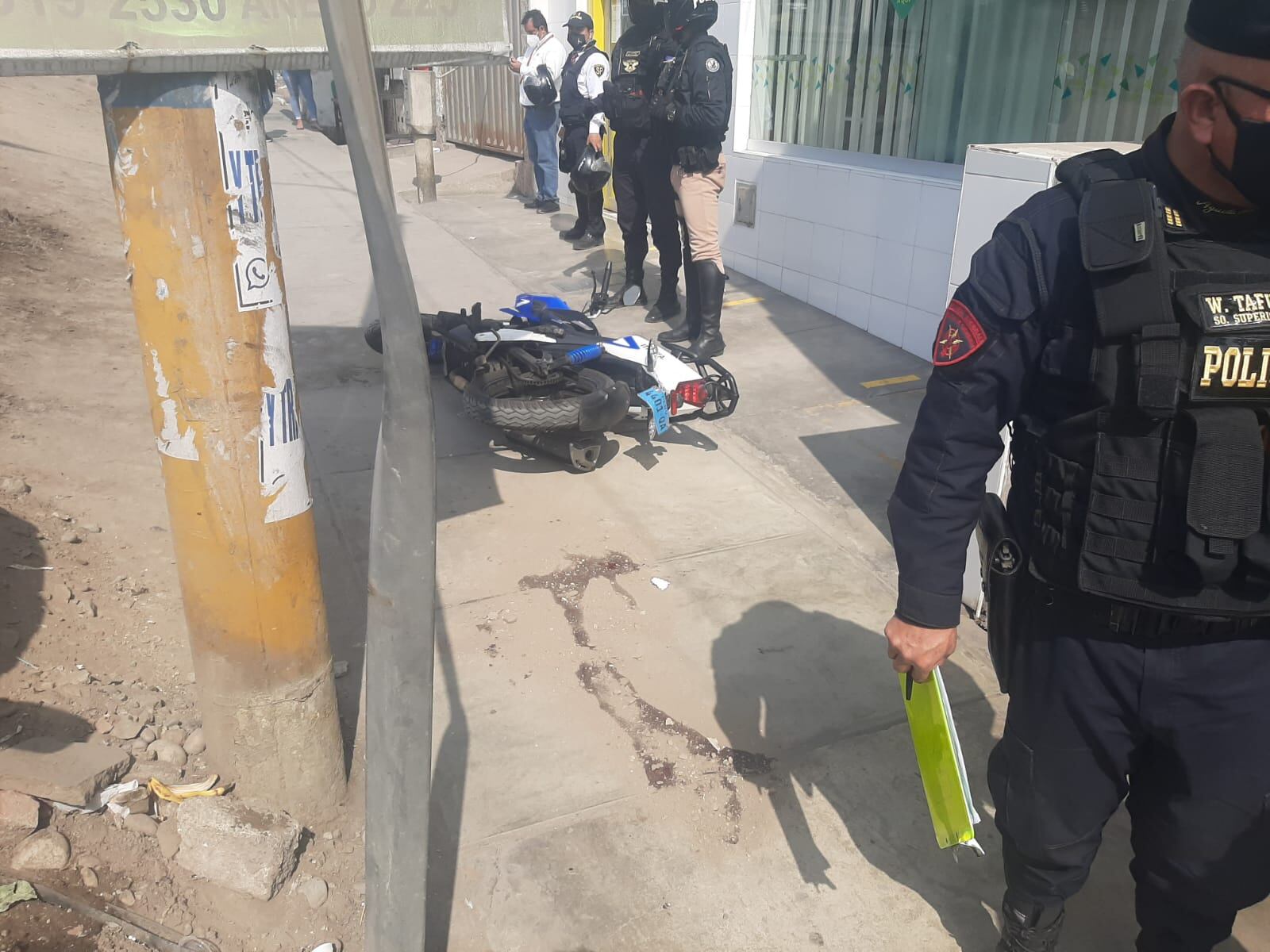 Agente de seguridad se enfrentó a asaltantes y estos le robaron su arma y le dispararon en la cabeza.