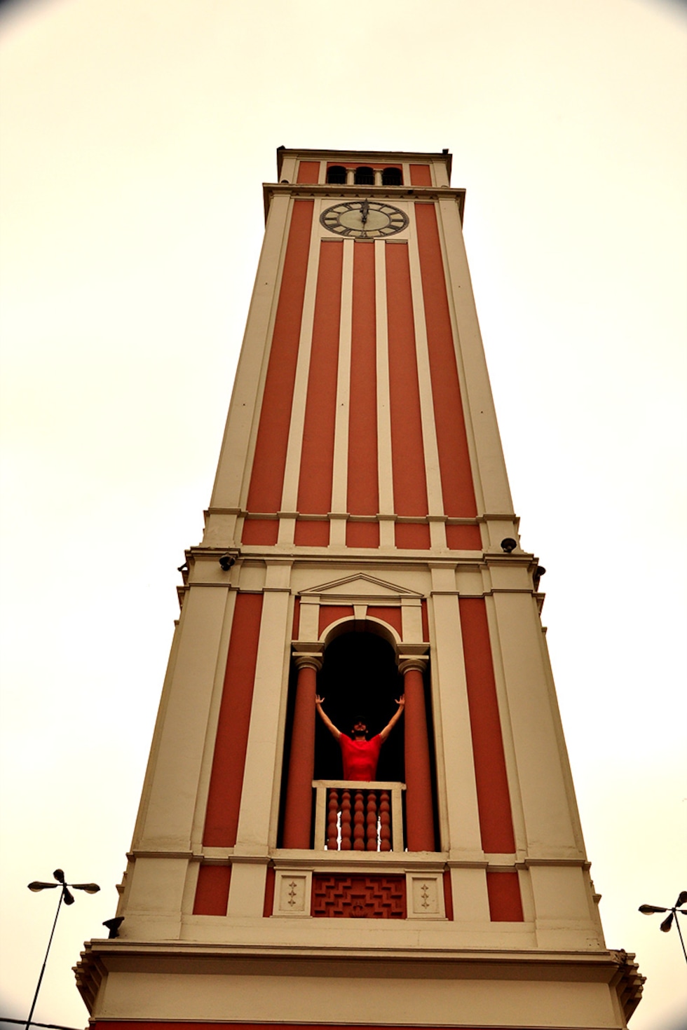 La Torre Reloj está construida con hormigón armado y pintada con ocre y blanco al estilo neoclásico. Tiene cuatro lados y está dividida en tres cuerpos. El primero con acabado almohadillado en ocre, con una placa de inscripción sobre la donación; el segundo cuerpo algo más alargado posee una apertura; y el tercero es el más alargado, donde está situado el reloj, coronado con unas pequeñas ventanas y un techo.