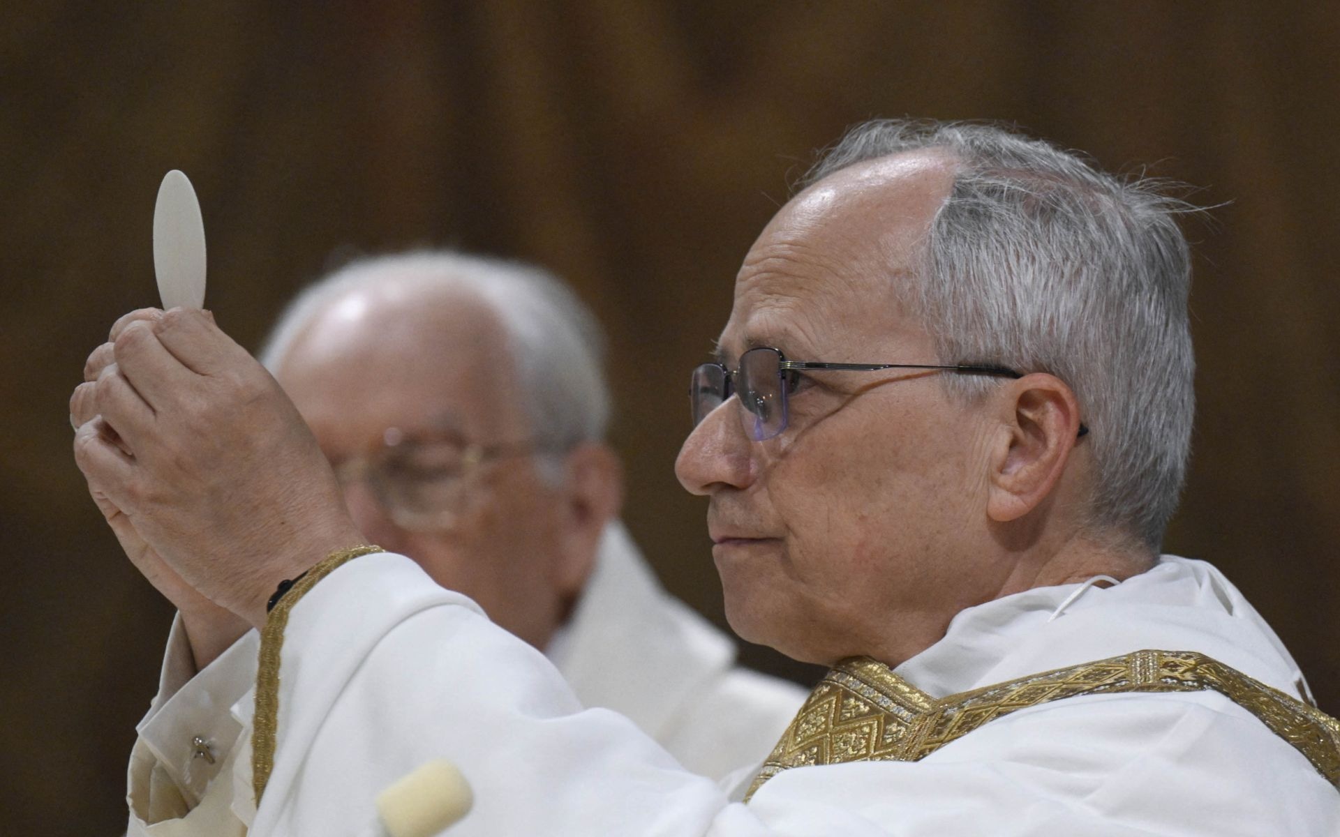 Foto tomada el 9 de mayo de 2025 muestra al papa León XIV en una misa efectuada en la Capilla Sixtina del Vaticano. (Foto: AFP)