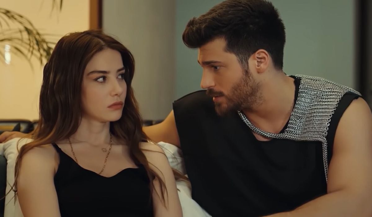 El día en el que Özgür le dice a Ezgi que es una chica muy especial y cualquier hombre podría fijarse en ella, esto luego de encontrarla lamentándose por su mala suerte en el amor en "Bay Yanlis" (Foto: Gold Film)