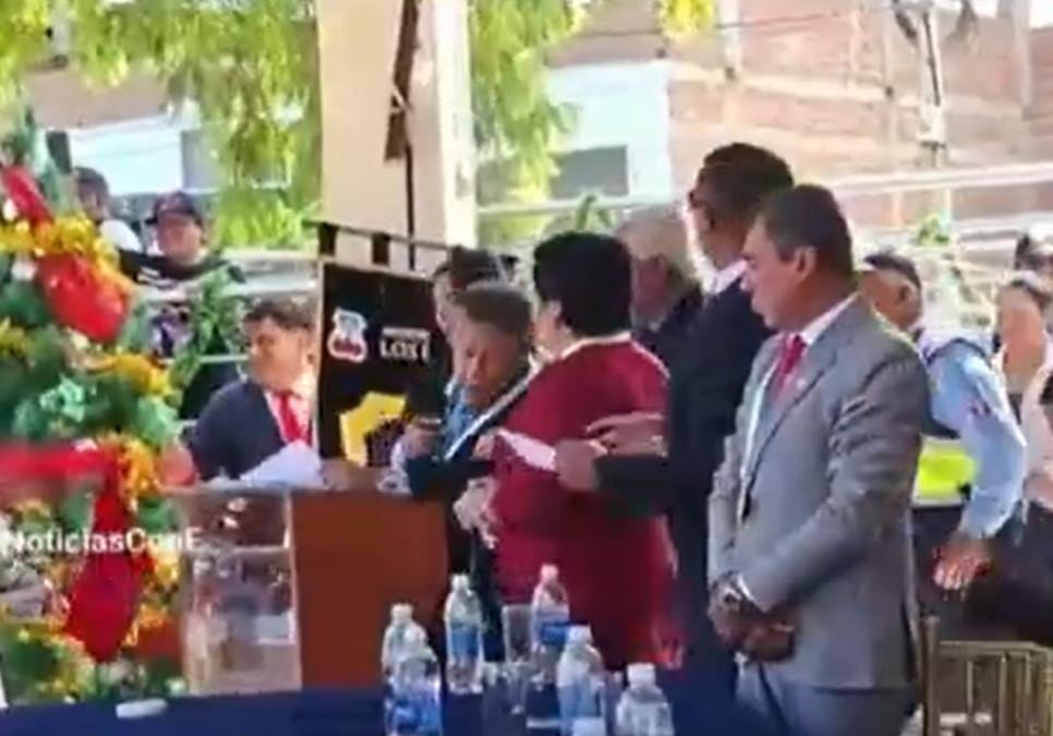 Burgomaestre recibió huevos en plena ceremonia. (Fuente: América TV)