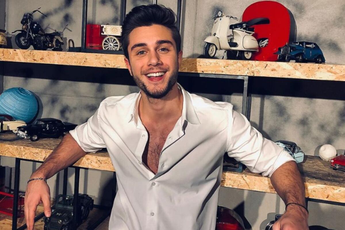 Onur Seyit Yarat junto a una colección de autos de juguete (Foto: Onur Seyit Yarat / Instagram)