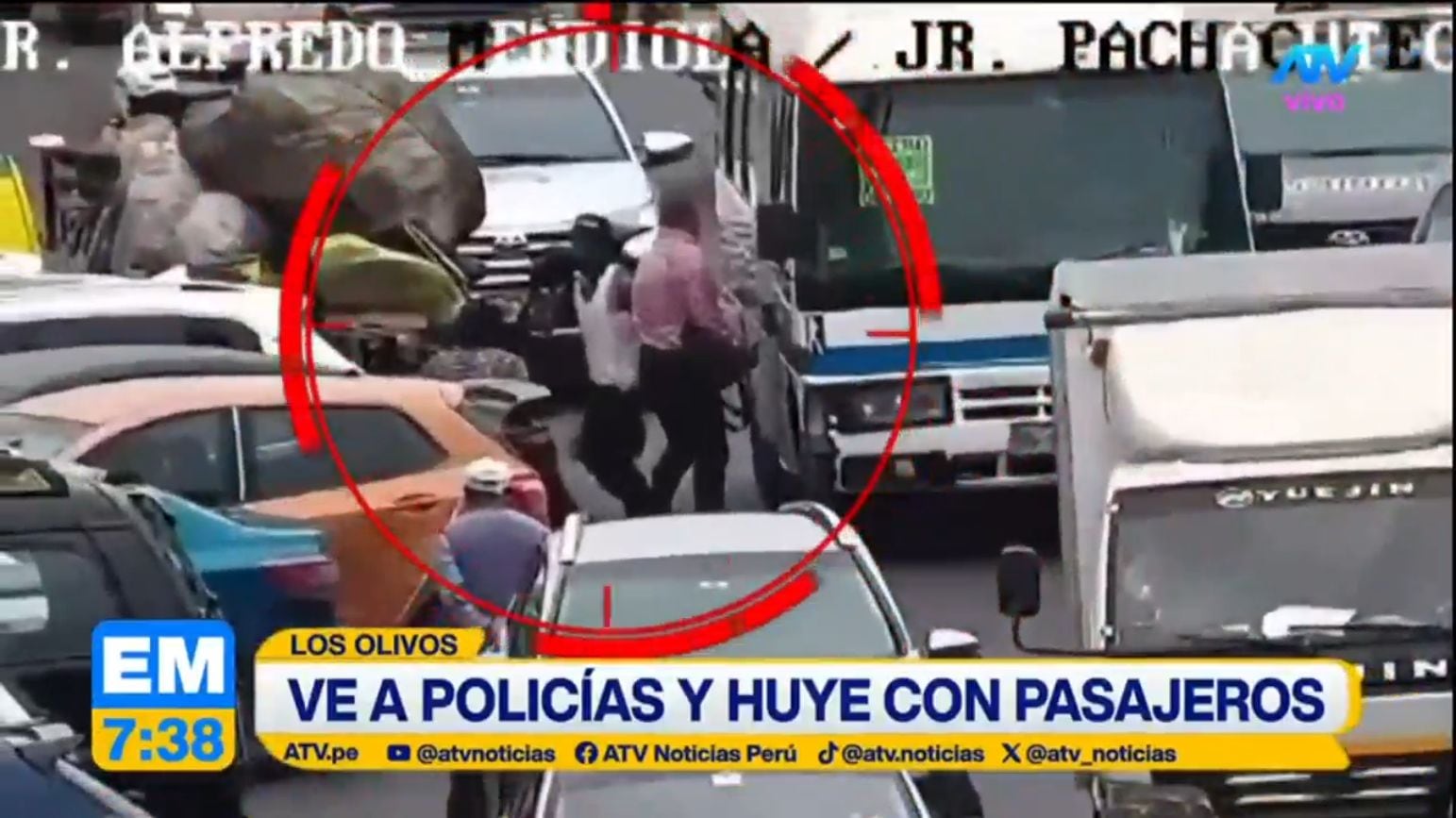 Chofer de cúster pirata huye con pasajeros a bordo para evitar intervención policial. Video: ATV