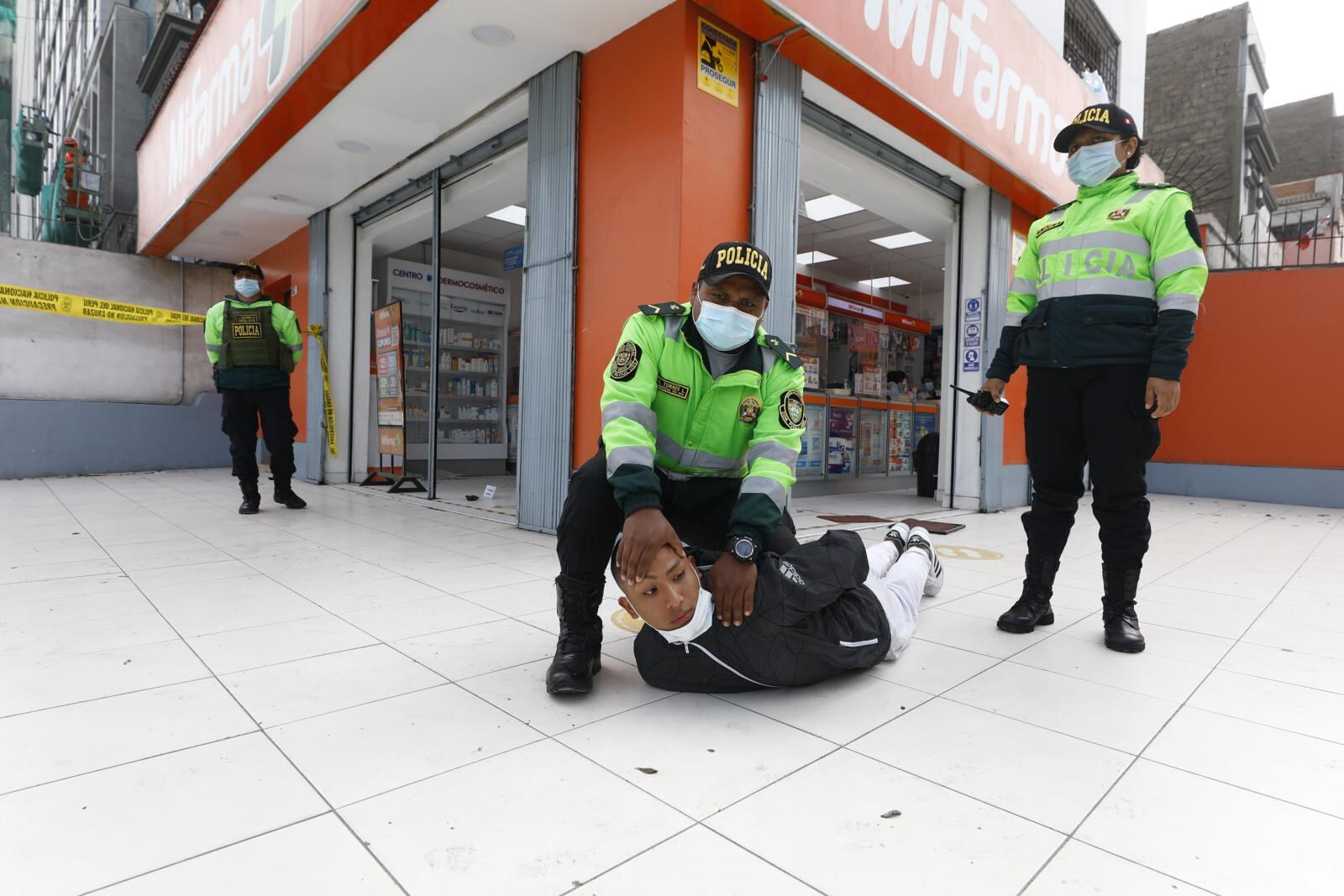 Le tocó perder. Delincuente terminó en el piso. | Foto: Eduardo Cavero