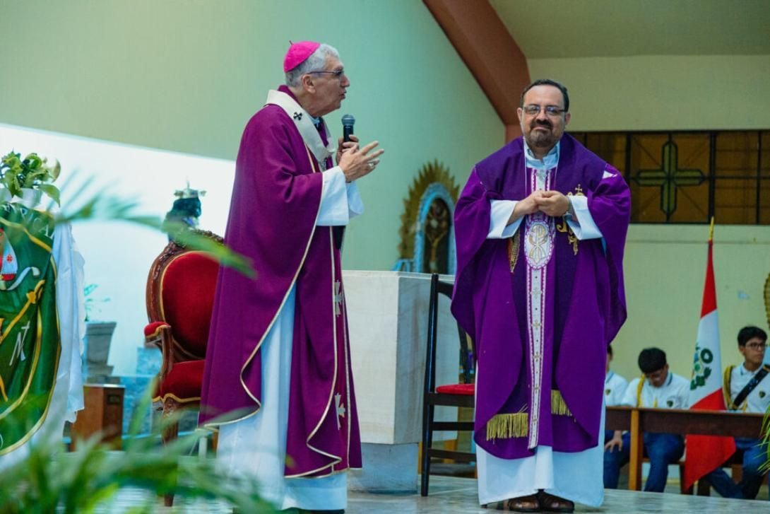 Cardenal Carlos Castillo entregando parroquia a Marco Agüero.