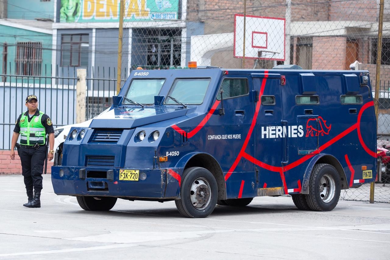 31 de diciembre de 2025 | El camión de la empresa Hermes fue llevado a la comisaría de Apolo para las investigaciones| Foto: Fernando Sangama / @photo.gec