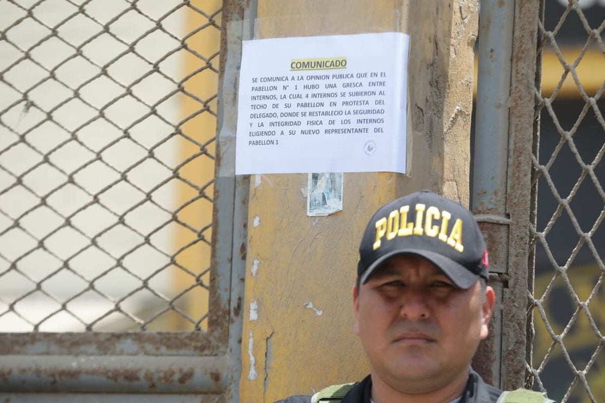 Una gresca entre internos del Pabellón 1 del penal Sarita Colonia terminó con cuatro de ellos subiendo al techo de su módulo en protesta contra su delegado. La situación fue controlada. Fotos: Violeta Ayasta / @photo.gec