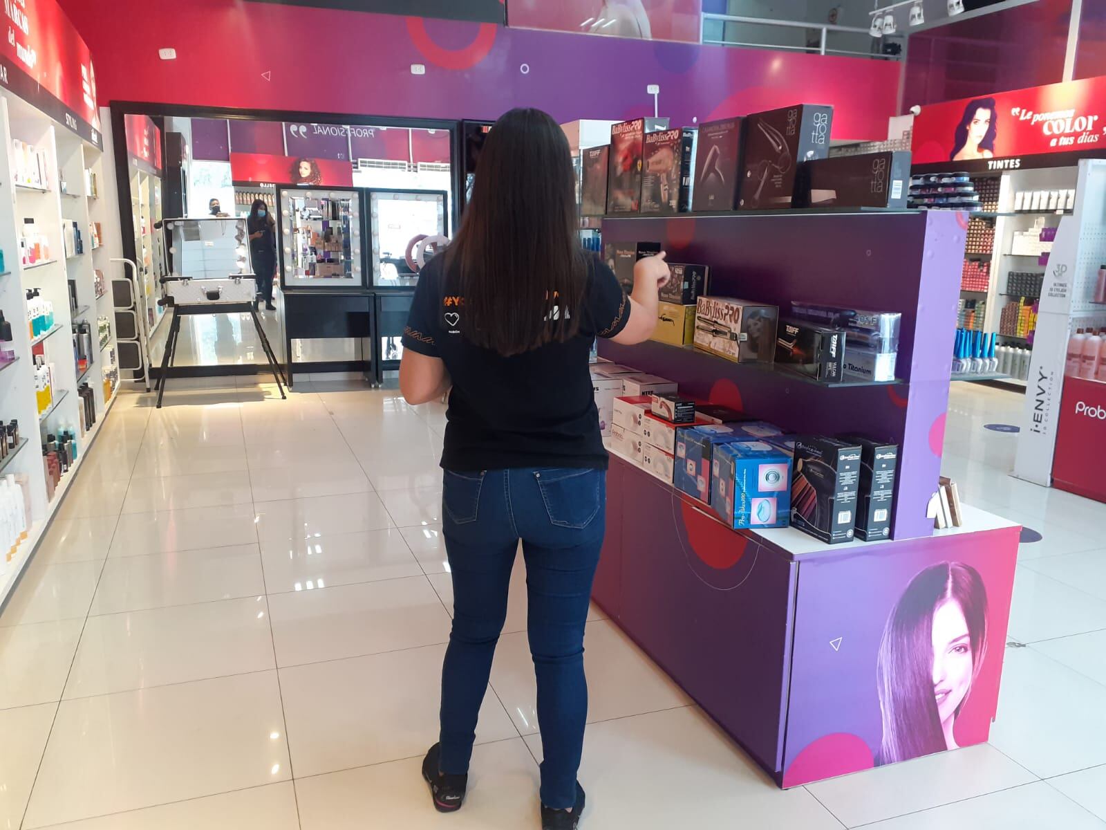 Delincuente fingió ser un mendigo para robar máquinas y cuantiosa mercadería para el cuidado del cabello de un local. (Foto: Mónica Rochabrum/Trome)