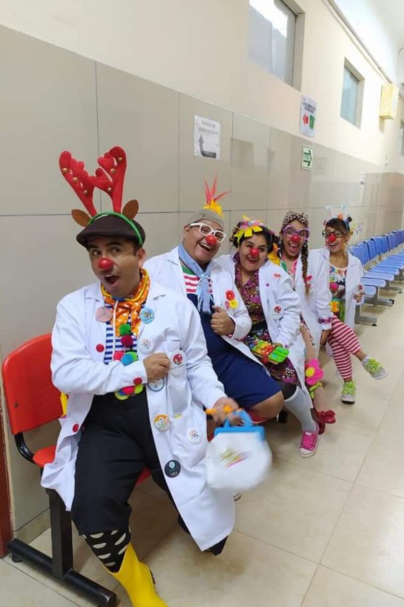 Su personaje de clown, el 'Doctor Alivia Díaz Confelicidad', lleva risas a los niños con cáncer del Hospital Almenara. Foto: Archivo José Luis Bolaños.