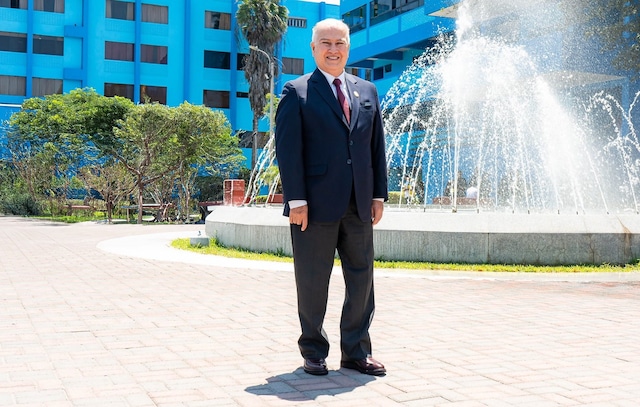 Alfonso López Chau, exrector de la Universidad Nacional de Ingeniería. Postula por el partido Ahora Nación. (Facebook)