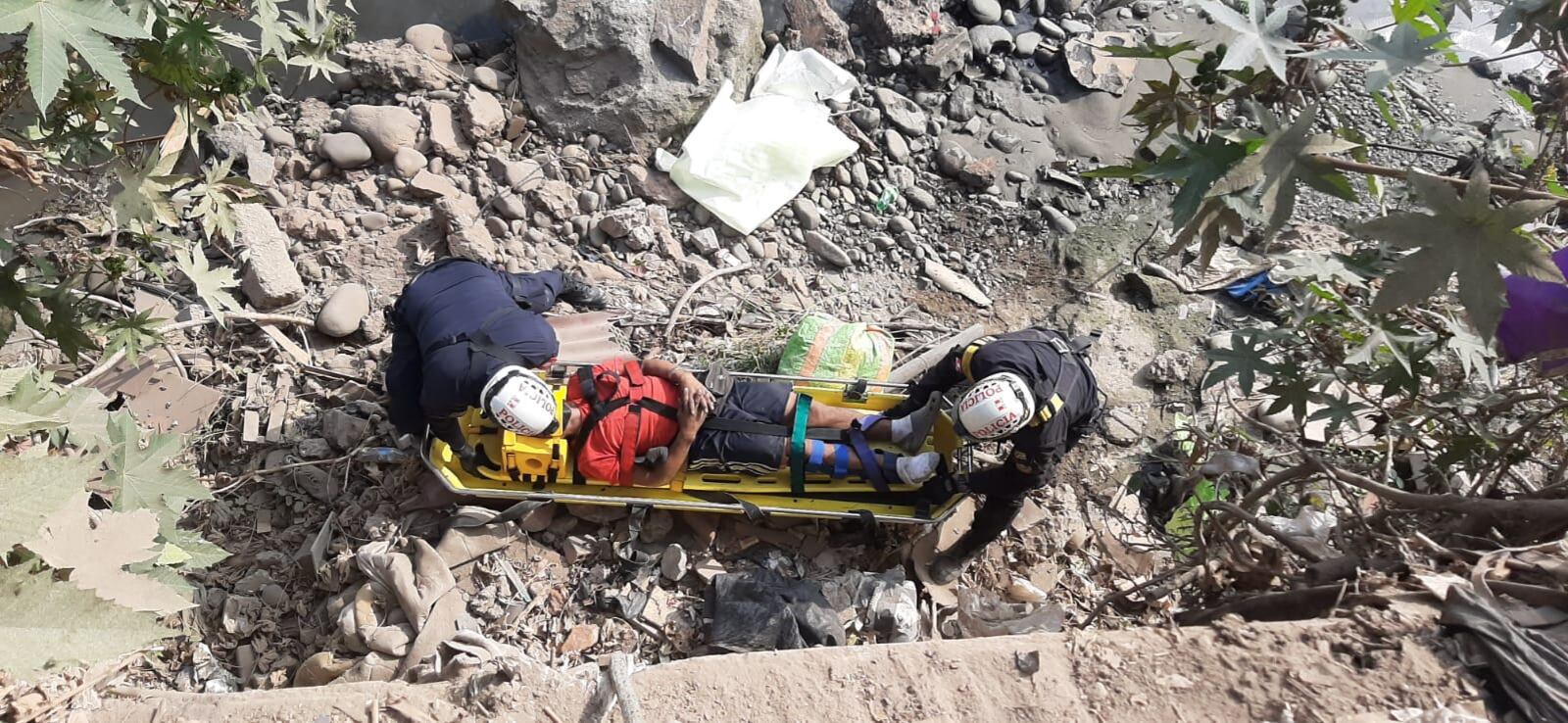 Policías del Escuadrón de Rescate lograron poner a salvo al reciclador Niltón Carlos Carreño Yasila (54), quien cayó al río Rímac desde una altura de 15 metros.