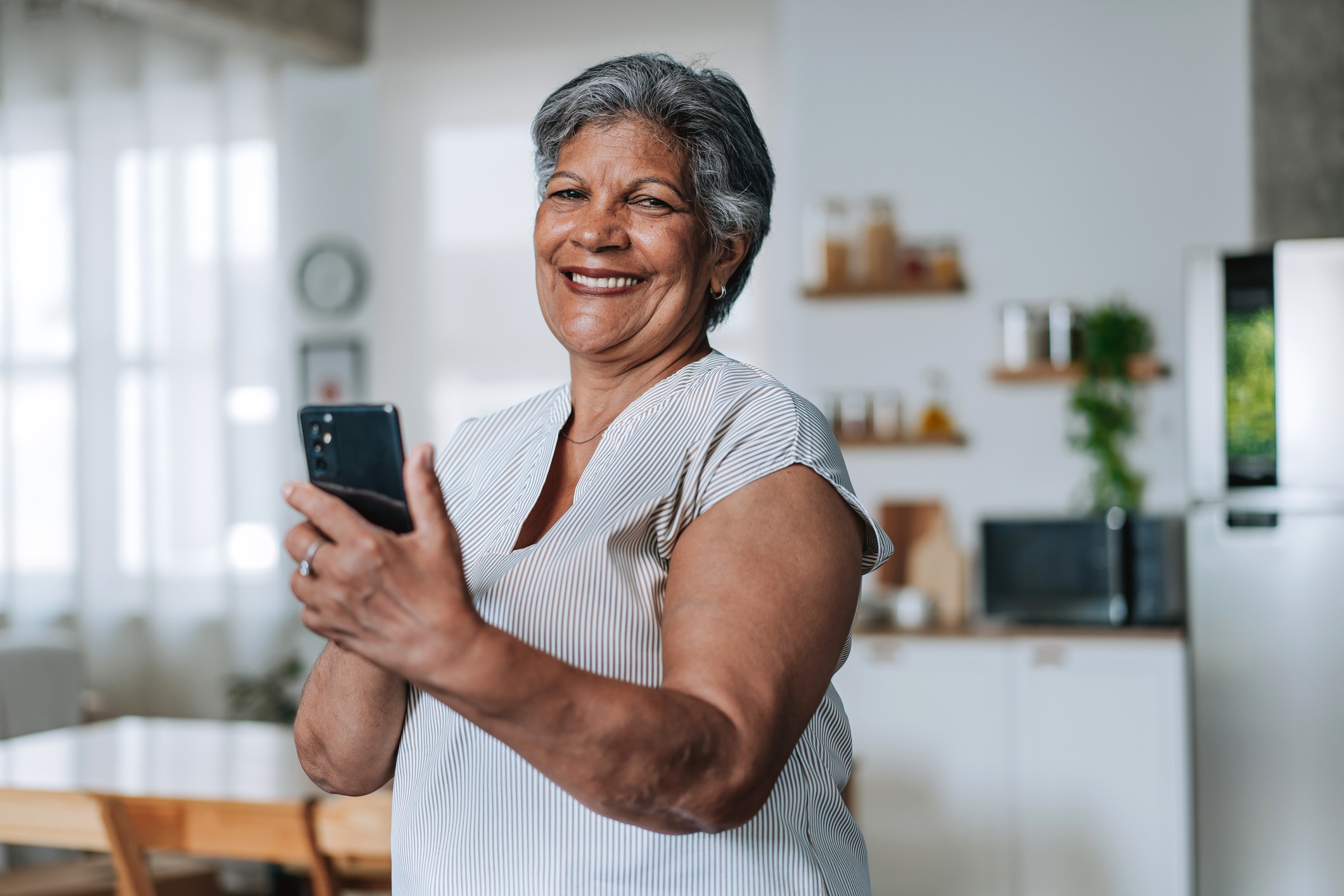 Para vivir ligero, “suelta lo que roba energía, abraza lo que suma, deja de pedir permiso para vivir. Los mejores años no quedaron atrás; pueden empezar hoy si decides elegirte de una vez”, aconseja Dueñas. Foto: Istock