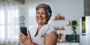 Para vivir ligero, “suelta lo que roba energía, abraza lo que suma, deja de pedir permiso para vivir. Los mejores años no quedaron atrás; pueden empezar hoy si decides elegirte de una vez”, aconseja Dueñas. Foto: Istock