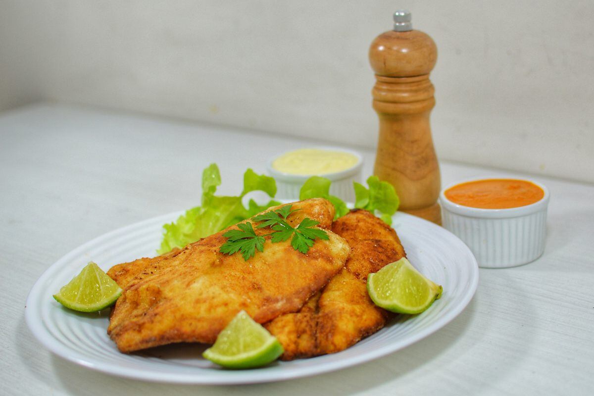 Para darle un sabor extra y conseguir que se cocine antes, se puede colocar un buen chorrito de limón antes de rebozarlo. (Foto: Pixabay)