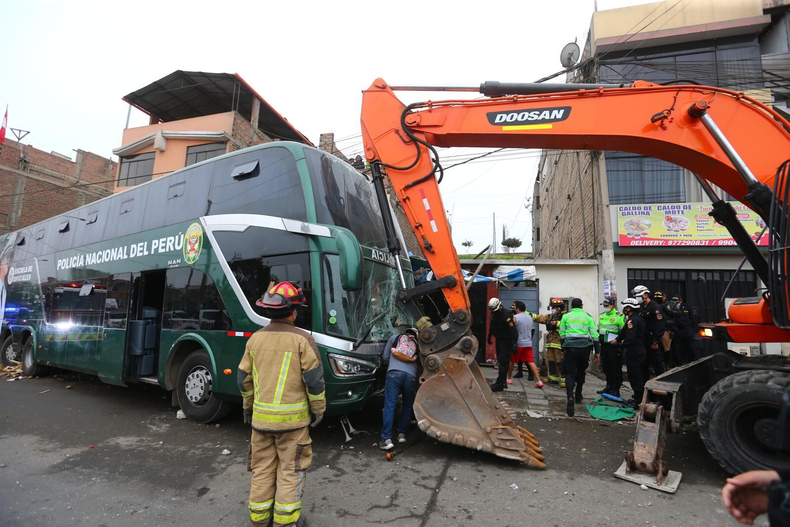 Un vehículo pesado fue necesario para levantar el bus y poder extraer el cuerpo de la víctima que estaba atrapado bajo una de las llantas. | Foto: Hugo Curotto