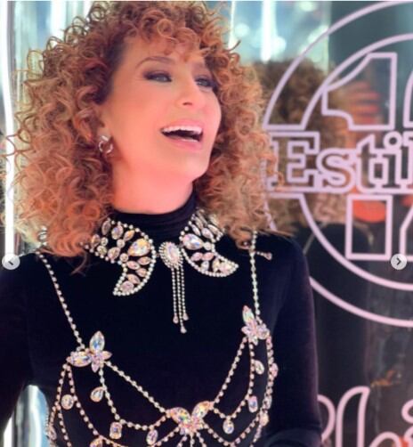 La actriz lució muy sonríente en sus redes sociales al mostrar su renovado look (Foto: Geraldine Bazán / Instagram)